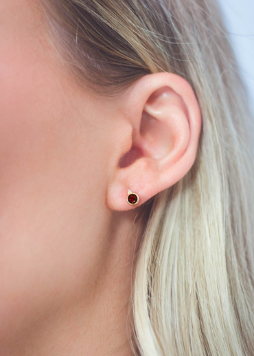 NATURAL GARNET AND TWO NATURAL DIAMOND JANUARY EARRINGS GOLD