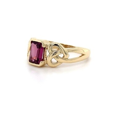 9kt YG Eme. Cut Rhod. Garnet Ring