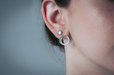 REFLECTION CIRCLES EARRING SILVER & WHITE ENAMEL