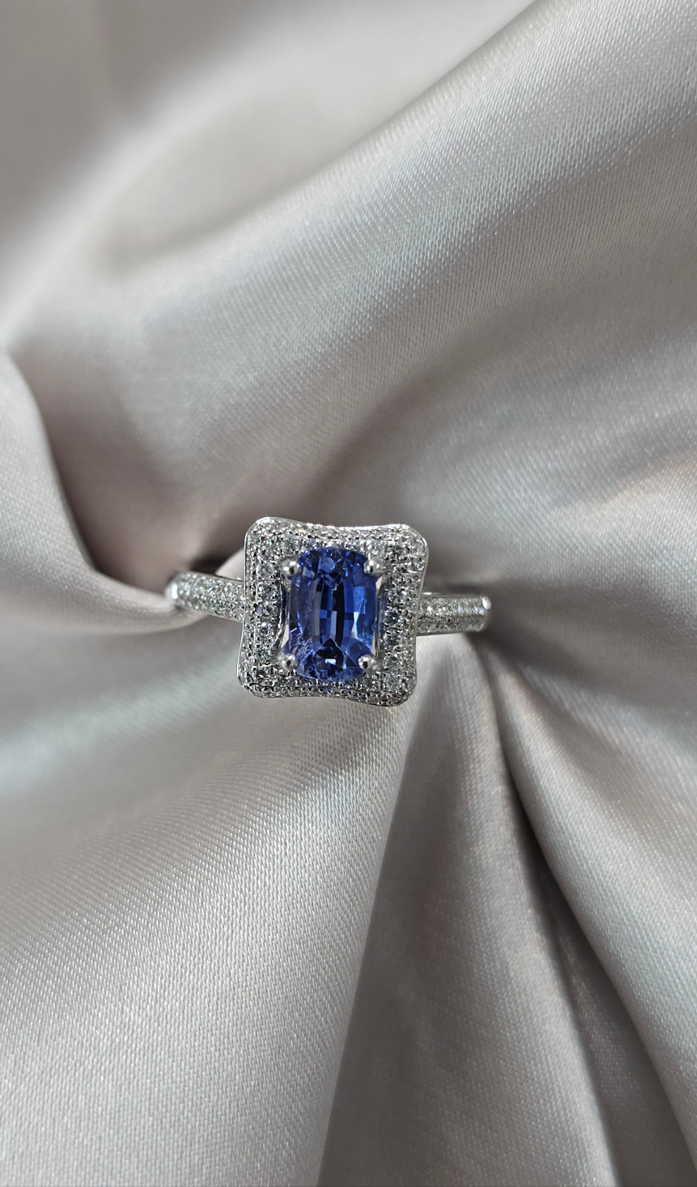 1.16ct Oval Ceylon sapphire + 0.45ct Dia