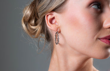 GEORGINI Red Carpet Ovation Earrings Pearl/