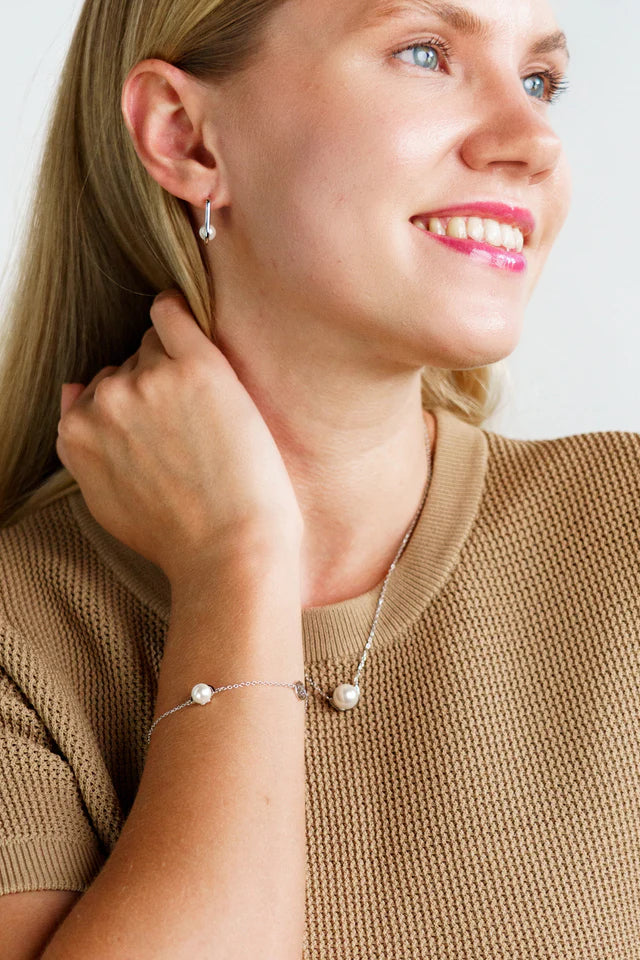 ADAGIO NINE-2-FIVE PEARL OVAL HOOPS SILVER